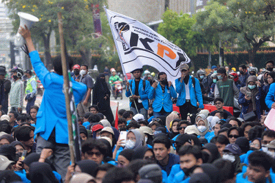 Massa aksi melakukan unjuk rasa di kawasan Patung Kuda, Jakarta Pusat, Senin (11/4/2022).