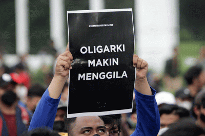 Ribuan Mahasiswa menggelar aksi unjuk rasa didepan Gedung DPR, Jakarta, Senin (11/4/2022).
