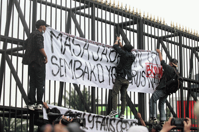 Ribuan Mahasiswa menggelar aksi unjuk rasa didepan Gedung DPR, Jakarta, Senin (11/4/2022).
