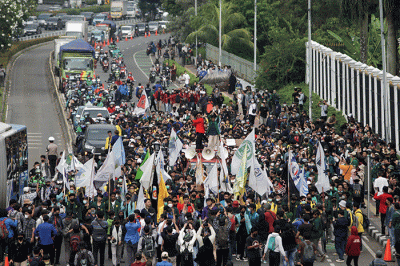 Ribuan Mahasiswa menggelar aksi unjuk rasa didepan Gedung DPR, Jakarta, Senin (11/4/2022).