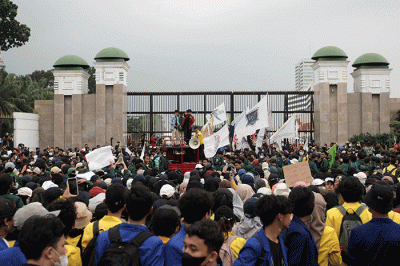 Ribuan Mahasiswa menggelar aksi unjuk rasa didepan Gedung DPR, Jakarta, Senin (11/4/2022).