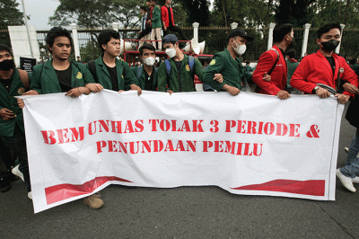 Ribuan Mahasiswa menggelar aksi unjuk rasa didepan Gedung DPR, Jakarta, Senin (11/4/2022).