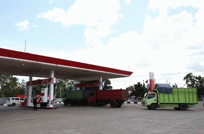 Sejumlah truk mengantre mengisi bahan bakar solar bersubsidi di SPBU 24.382.03, Suka Rami, Selebar, Bengkulu, Sumatera Barat, Minggu, (10/4/2022).