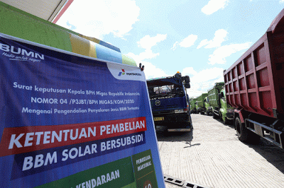 Sejumlah truk mengantre mengisi bahan bakar solar bersubsidi di SPBU 24.382.03, Suka Rami, Selebar, Bengkulu, Sumatera Barat, Minggu, (10/4/2022).