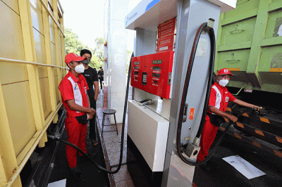 Sejumlah truk mengantre mengisi bahan bakar solar bersubsidi di SPBU 24.382.03, Suka Rami, Selebar, Bengkulu, Sumatera Barat, Minggu, (10/4/2022).