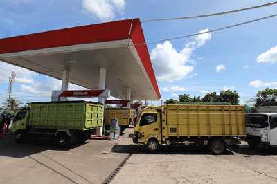 Sejumlah truk mengantre mengisi bahan bakar solar bersubsidi di SPBU 24.382.03, Suka Rami, Selebar, Bengkulu, Sumatera Barat, Minggu, (10/4/2022).