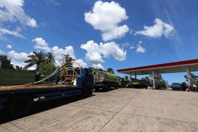 Sejumlah truk mengantre mengisi bahan bakar solar bersubsidi di SPBU 24.382.03, Suka Rami, Selebar, Bengkulu, Sumatera Barat, Minggu, (10/4/2022).