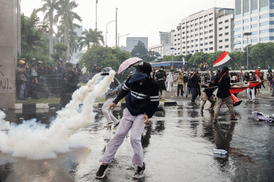 Mahasiswa bentrok dengan aparat kepolisian saat menggelar aksi unjuk rasa didepan Gedung DPR, Jakarta, Senin (11/4/2022).