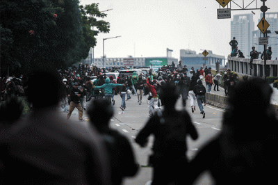 Mahasiswa bentrok dengan aparat kepolisian saat menggelar aksi unjuk rasa didepan Gedung DPR, Jakarta, Senin (11/4/2022).