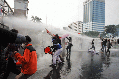 Mahasiswa bentrok dengan aparat kepolisian saat menggelar aksi unjuk rasa didepan Gedung DPR, Jakarta, Senin (11/4/2022).