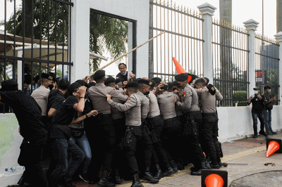 Mahasiswa bentrok dengan aparat kepolisian saat menggelar aksi unjuk rasa didepan Gedung DPR, Jakarta, Senin (11/4/2022).