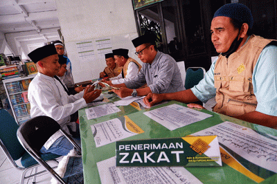 Jamaah membayar zakat di Masjid Al-Markaz Al-Islami, Makassar, Minggu (10/4/2022).