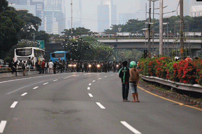 Petugas dan pengelola menutup akses Jalan Tol Dalam Kota, Jakarta, Senin (11/4/2022).