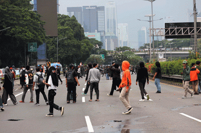 Petugas dan pengelola menutup akses Jalan Tol Dalam Kota, Jakarta, Senin (11/4/2022).