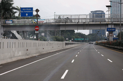 Petugas dan pengelola menutup akses Jalan Tol Dalam Kota, Jakarta, Senin (11/4/2022).