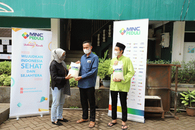 Tim MNC Peduli menyerahkan paket beras yang diberikan langsung kepada penghuni Pondok Pesantren dan Panti Asuhan Assurur di Jalan Bhakti III, Kebon Jeruk.