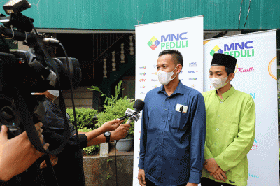 Tim MNC Peduli menyerahkan paket beras yang diberikan langsung kepada penghuni Pondok Pesantren dan Panti Asuhan Assurur di Jalan Bhakti III, Kebon Jeruk.