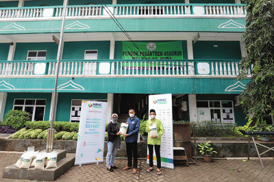 Tim MNC Peduli menyerahkan paket beras yang diberikan langsung kepada penghuni Pondok Pesantren dan Panti Asuhan Assurur di Jalan Bhakti III, Kebon Jeruk.