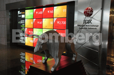 Saham GoTo Melonjak Setelah Debut IPO Bursa Efek Indonesia (BEI) di Jakarta, Senin (11/4/2022).