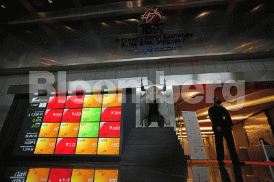 Saham GoTo Melonjak Setelah Debut IPO Bursa Efek Indonesia (BEI) di Jakarta, Senin (11/4/2022).