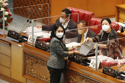 Rapat Paripurna DPR RI ke-19 Masa Persidangan IV Tahun Sidang 2021-2022 di Kompleks Parlemen, Jakarta, Selasa (12/4/2022).