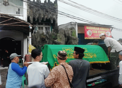 Suasana pemakaman jenazah penyanyi dangdut Ona Sutra Nasution saat dimakamkan di tempat pemakaman umum (TPU) Tanah Hehe, Kampung Utan, Cipayung, Depok.