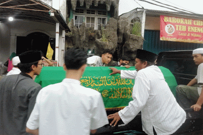 Suasana pemakaman jenazah penyanyi dangdut Ona Sutra Nasution saat dimakamkan di tempat pemakaman umum (TPU) Tanah Hehe, Kampung Utan, Cipayung, Depok.