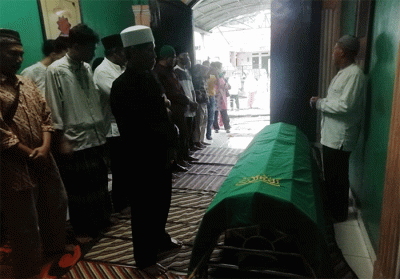 Suasana pemakaman jenazah penyanyi dangdut Ona Sutra Nasution saat dimakamkan di tempat pemakaman umum (TPU) Tanah Hehe, Kampung Utan, Cipayung, Depok.