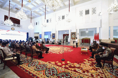 Presiden Joko Widodo menyerahkan zakat kepada Badan Amil Zakat Nasional (Baznas) di Istana Negara, Jakarta, Selasa (12/4/2022).