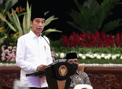 Presiden Joko Widodo menyerahkan zakat kepada Badan Amil Zakat Nasional (Baznas) di Istana Negara, Jakarta, Selasa (12/4/2022).