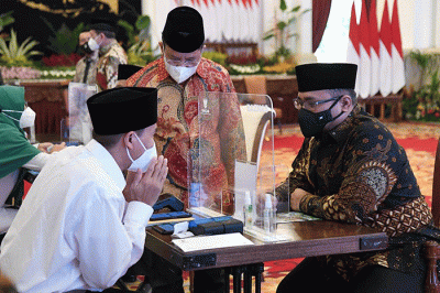 Presiden Joko Widodo menyerahkan zakat kepada Badan Amil Zakat Nasional (Baznas) di Istana Negara, Jakarta, Selasa (12/4/2022).