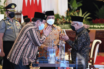 Presiden Joko Widodo menyerahkan zakat kepada Badan Amil Zakat Nasional (Baznas) di Istana Negara, Jakarta, Selasa (12/4/2022).