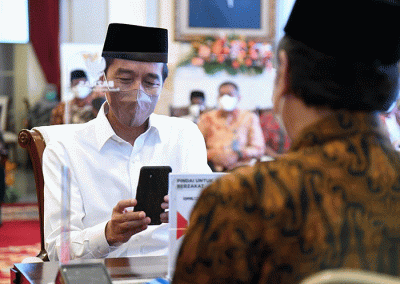 Presiden Joko Widodo menyerahkan zakat kepada Badan Amil Zakat Nasional (Baznas) di Istana Negara, Jakarta, Selasa (12/4/2022).