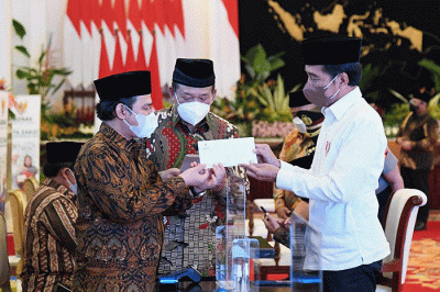 Presiden Joko Widodo menyerahkan zakat kepada Badan Amil Zakat Nasional (Baznas) di Istana Negara, Jakarta, Selasa (12/4/2022).