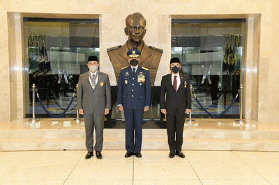 Kasau Marsekal TNI Fadjar Prasetyo memberikan tanda kehormatan Bintang Swa Bhuwana Paksa Utama dan Bintang Swa Bhuwana Paksa Pratama kepada dua pimpinan BPK.