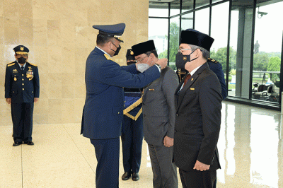 Kasau Marsekal TNI Fadjar Prasetyo memberikan tanda kehormatan Bintang Swa Bhuwana Paksa Utama dan Bintang Swa Bhuwana Paksa Pratama kepada dua pimpinan BPK.
