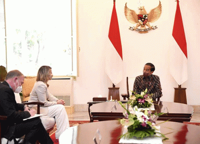 Presiden Joko Widodo menerima kunjungan kehormatan Menteri Luar Negeri (Menlu) Kanada, Melanie Joly, bersama delegasi terbatas di Istana Merdeka.