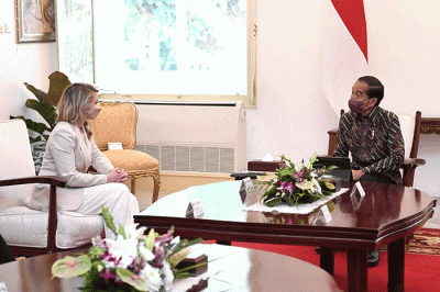 Presiden Joko Widodo menerima kunjungan kehormatan Menteri Luar Negeri (Menlu) Kanada, Melanie Joly, bersama delegasi terbatas di Istana Merdeka.