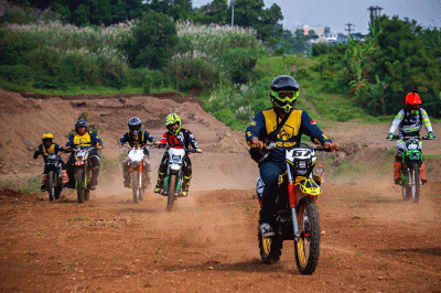 Aksi puluhan penghobi adventure trail atau trabas di kawasan Bukit Gabeng Semarang, Jawa Tengah, Rabu (13/4/2022).