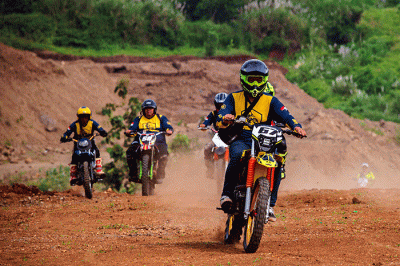 Aksi puluhan penghobi adventure trail atau trabas di kawasan Bukit Gabeng Semarang, Jawa Tengah, Rabu (13/4/2022).