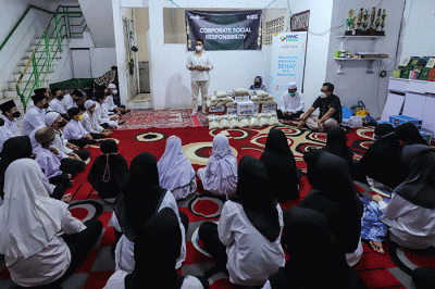 Buka puasa bersama anak yatim di Panti Asuhan Hairun Nissa, Manggarai Selatan, Tebet, Jakarta Selatan, Selasa (12/4/2022).