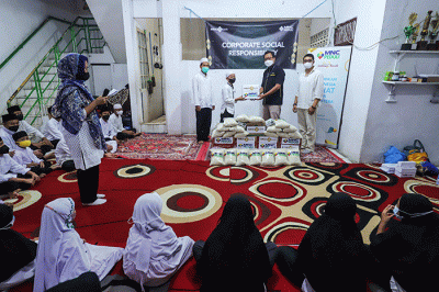 Buka puasa bersama anak yatim di Panti Asuhan Hairun Nissa, Manggarai Selatan, Tebet, Jakarta Selatan, Selasa (12/4/2022).