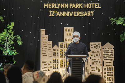 General Manager Merlynn Park Hotel Jakarta, Adolf Gustaf saat membuka acara perayaan hari jadi ke-12 Merlynn Park Hotel di Jakarta, Selasa (12/4/2022).