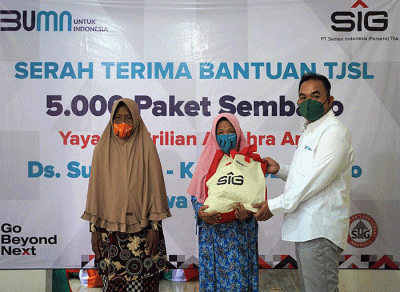 General Manager of CSR SIG, Edy Saraya (kanan) menyerahkan paket sembako kepada warga di Desa Sukorejo, Kabupaten Probolinggo, Selasa (12/4/2022).
