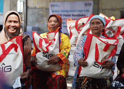 General Manager of CSR SIG, Edy Saraya (kanan) menyerahkan paket sembako kepada warga di Desa Sukorejo, Kabupaten Probolinggo, Selasa (12/4/2022).