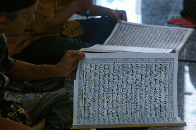 Jamaah Sultan Mahmud Badaruddin Jayo Wikramo Palembang setiap hari selama Bulan Suci Ramadan 1443 H melaksanakan Tadarus Al Quran.