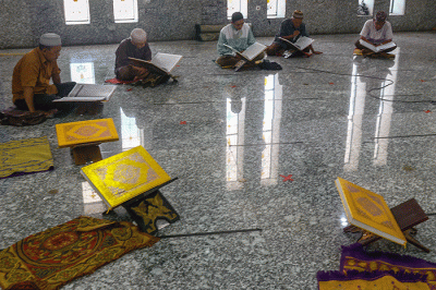 Jamaah Sultan Mahmud Badaruddin Jayo Wikramo Palembang setiap hari selama Bulan Suci Ramadan 1443 H melaksanakan Tadarus Al Quran.