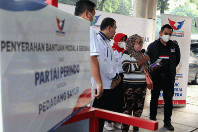 Bantuan gerobak serta modal secara simbolik kepada Ibu Mayem pedagang sayur dan Bapak Rukmanan Pedagang Siomai saat Penyerahan di Kantor DPP Partai Perindo.