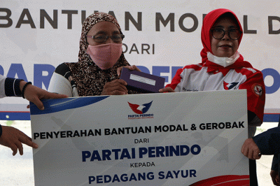 Bantuan gerobak serta modal secara simbolik kepada Ibu Mayem pedagang sayur dan Bapak Rukmanan Pedagang Siomai saat Penyerahan di Kantor DPP Partai Perindo.