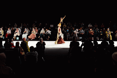 Indonesia Fashion Week 2022 di Jakarta, Rabu, (13/4/2022).